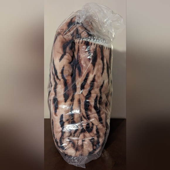 Victoria's Secret Cozy Plush Sherpa Blanket Champagne Tiger 50"X60" New - Picture 4 of 6